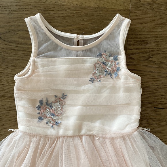 Pinkish layered dress with flower embroidery! May be size 4-6 - Picture 3 of 9
